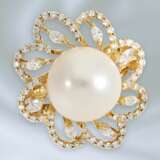 Ring: ausgefallener und dekorativ gefertigter Blütenring mit großer Zuchtperle und Diamanten/Brillanten, 18K Gold - фото 1