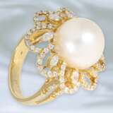 Ring: ausgefallener und dekorativ gefertigter Blütenring mit großer Zuchtperle und Diamanten/Brillanten, 18K Gold - Foto 2