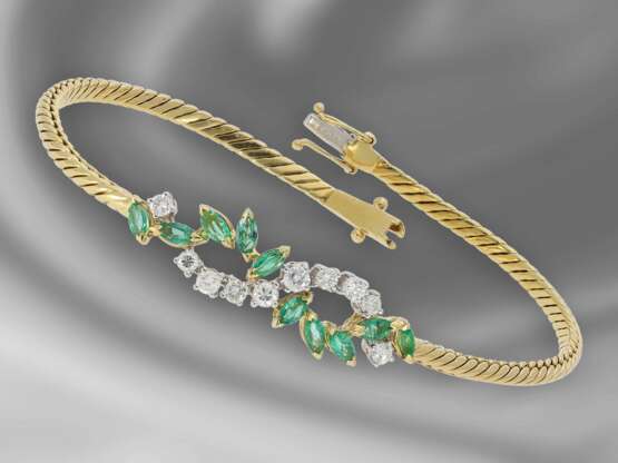 Armband: feines und aufwändig gearbeitetes Goldschmiedearmband mit Smaragd-/Brillantbesatz, 18K Gold - photo 1