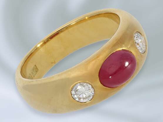 Ring: klassischer, massiv gefertigter vintage Rubin/Brillant-Bandring aus 18K Gold - Foto 1