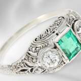 Ring: hochfeiner antiker Platinring mit schönem Smaragd und 2 Altschliff-Diamanten, insgesamt ca. 1,18ct, vermutlich um 1920 - Foto 2
