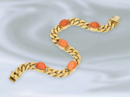 Armband: goldenes, massives und dekorativ gefertigtes Panzerarmband, besetzt mit Koralle, 18K Gold - photo 1