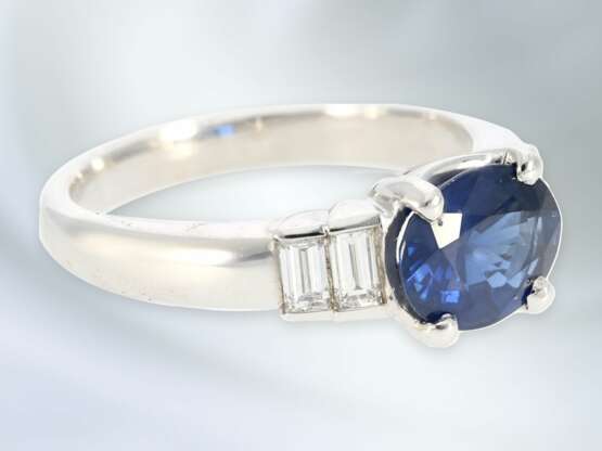 Ring: attraktiver vintage Saphir/Diamant-Ring, ca. 2,3ct, Saphir von schöner Farbe und Qualität, Handarbeit, 18K Weißgold, NP ca.3200€ - фото 2