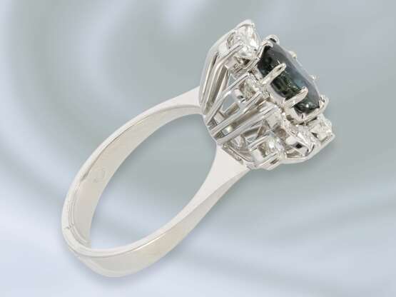 Ring: weißgoldener vintage Damenring mit hochwertigem Saphirbesatz sowie Brillanten/Diamanten von sehr schöner Qualität, ca. 2,96ct - photo 2