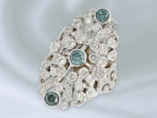 Ring: äußerst attraktiver Goldschmiedering mit Brillantbesatz und blauen Diamanten, ca. 2,28ct, 18K Weißgold