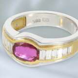 Ring: sehr dekorativer und hochwertiger Bicolor-Goldschmiedering mit feinem Rubin- und Diamantbesatz, ca. 1,6ct, ungetragen - photo 2