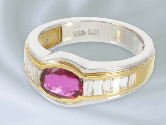 Ring: sehr dekorativer und hochwertiger Bicolor-Goldschmiedering mit feinem Rubin- und Diamantbesatz, ca. 1,6ct, ungetragen - photo 2