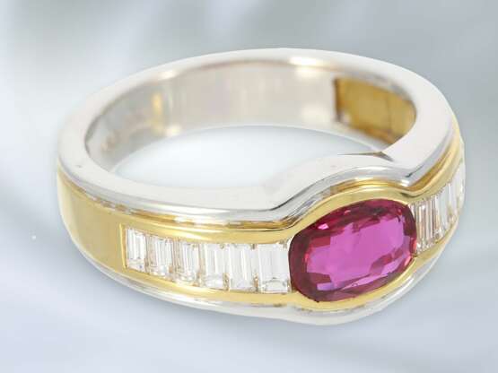 Ring: sehr dekorativer und hochwertiger Bicolor-Goldschmiedering mit feinem Rubin- und Diamantbesatz, ca. 1,6ct, ungetragen - Foto 3