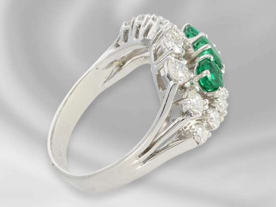 Ring: ausgefallen gefertigter und dekorativer vintage Damenring mit Smaragd- und Brillantbesatz, Handarbeit aus 18K Weißgold - Foto 2