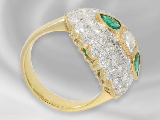 Ring: äußerst dekorativer, reich besetzter Smaragd/Diamant-Cocktailring von sehr schöner Qualität, ca. 2,8ct - photo 2
