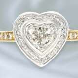 Ring: äußerst geschmackvoller, ehemals teurer und modern gearbeiteter Goldschmiedering mit Herzschliff-Diamant, 18K Gold - фото 1