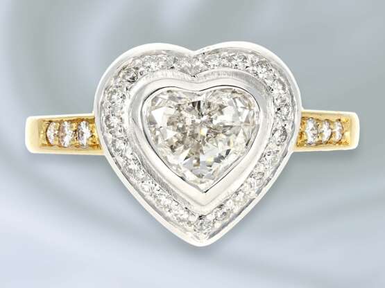 Ring: äußerst geschmackvoller, ehemals teurer und modern gearbeiteter Goldschmiedering mit Herzschliff-Diamant, 18K Gold - photo 1