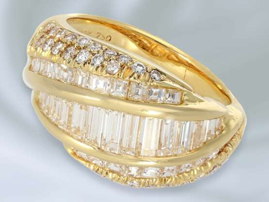 Ring: moderner, hochwertiger und äußerst dekorativ gefertigter Brillant/Diamant-Cocktail-Goldschmiedering, ca. 2,18ct - фото 1