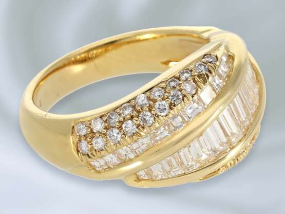 Ring: moderner, hochwertiger und äußerst dekorativ gefertigter Brillant/Diamant-Cocktail-Goldschmiedering, ca. 2,18ct - фото 2