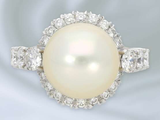 Ring: attraktiver, massiver und sehr hochwertiger Goldschmiedering mit großer Südsee-Zuchtperle und feinen Brillanten, 18K Weißgold - photo 1