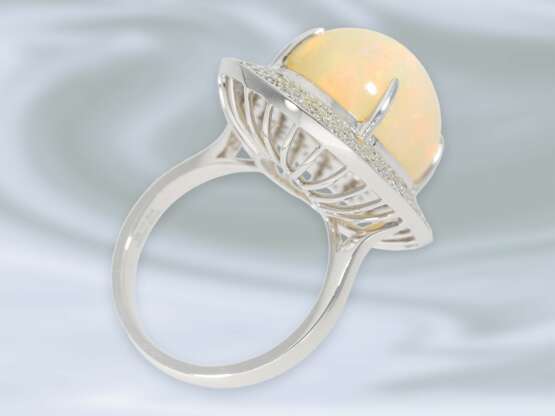 Ring: ausgesprochen dekorativer und hochwertiger Goldschmiedering mit schönem Edelopal und Brillanten, 18K Weißgold, ursprünglicher NP 5900,-€ - Foto 2
