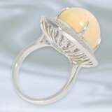 Ring: ausgesprochen dekorativer und hochwertiger Goldschmiedering mit schönem Edelopal und Brillanten, 18K Weißgold, ursprünglicher NP 5900,-€ - photo 2
