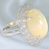 Ring: ausgesprochen dekorativer und hochwertiger Goldschmiedering mit schönem Edelopal und Brillanten, 18K Weißgold, ursprünglicher NP 5900,-€ - Foto 3