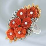 Ring: ausgefallener vintage Blütenring mit Koralle und blauen Diamanten, 14K Weißgold - Foto 1