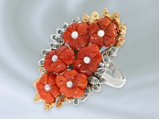 Ring: ausgefallener vintage Blütenring mit Koralle und blauen Diamanten, 14K Weißgold - Foto 1