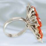 Ring: ausgefallener vintage Blütenring mit Koralle und blauen Diamanten, 14K Weißgold - фото 3