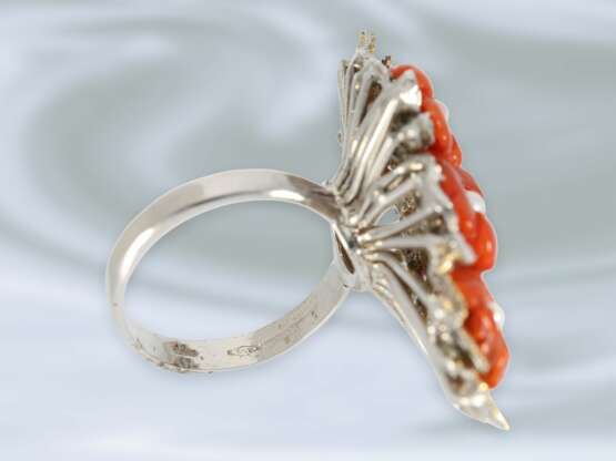 Ring: ausgefallener vintage Blütenring mit Koralle und blauen Diamanten, 14K Weißgold - photo 3