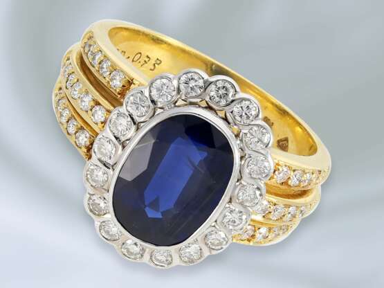 Ring: massiver, hochwertiger und sehr dekorativ gefertigter Saphir/Brillant-Goldschmiedering aus 18K Gold, 4,65ct - фото 1