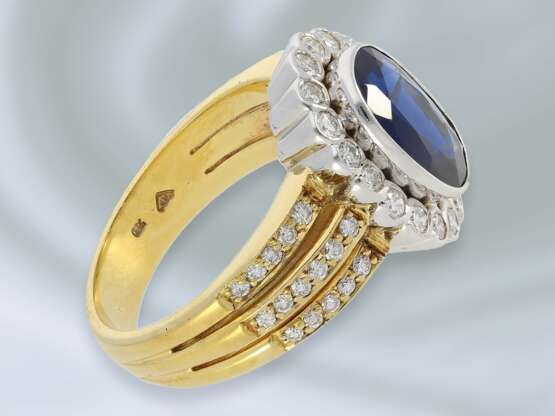 Ring: massiver, hochwertiger und sehr dekorativ gefertigter Saphir/Brillant-Goldschmiedering aus 18K Gold, 4,65ct - Foto 2