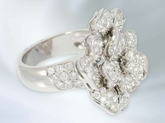Ring: äußerst massiver und luxuriöser Designer-Goldschmiedering mit feinem Brillantbesatz, ca. 2,7ct - photo 2