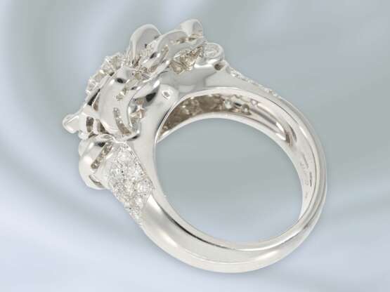 Ring: äußerst massiver und luxuriöser Designer-Goldschmiedering mit feinem Brillantbesatz, ca. 2,7ct - фото 3