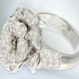 Ring: äußerst massiver und luxuriöser Designer-Goldschmiedering mit feinem Brillantbesatz, ca. 2,7ct - фото 4