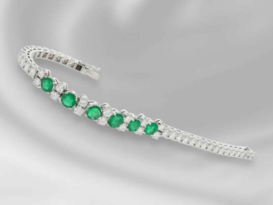 Armband: einzigartiges, äußerst hochwertig gefertigtes und besonders dekoratives Goldschmiedearmband mit hochfeinen Smaragden und Brillanten von zusammen ca. 8,4ct - фото 1
