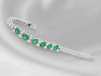 Armband: einzigartiges, äußerst hochwertig gefertigtes und besonders dekoratives Goldschmiedearmband mit hochfeinen Smaragden und Brillanten von zusammen ca. 8,4ct