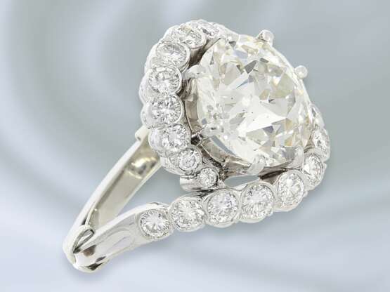 Ring: äußerst hochwertiger und sehr attraktiver Goldschmiedering aus Platin mit besonders großem und wertvollen Altschliff-Diamanten von ca. 6ct - photo 2