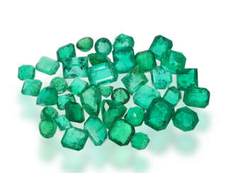 Smaragd: äußerst hochwertiges Konvolut von unterschiedlich großen Smaragden sehr schöner Farbe, ca. 27,9ct