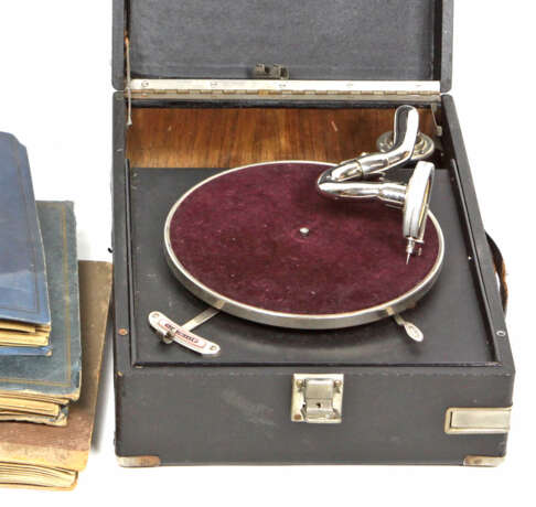 Tisch Grammophon u. 76 Platten - Foto 1