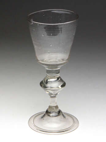 Barockglas mit Glockenfuß - Foto 1