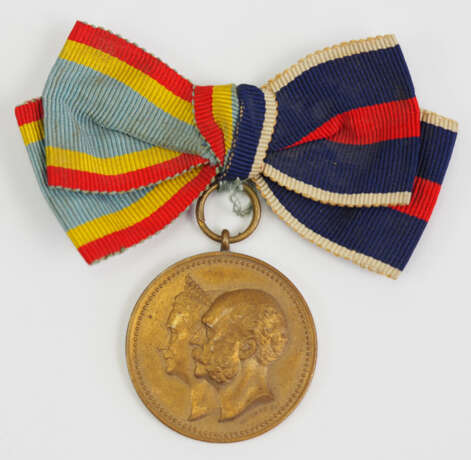 Mecklenburg-Strelitz: Bronzene Medaille zur Erinnerung an die Diamantene Hochzeit des großherzoglichen Paares (1903). - фото 1