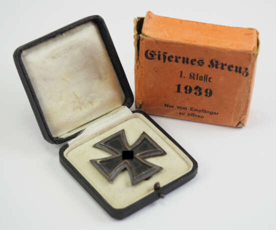 Eisernes Kreuz, 1939, 1. Klasse, im Etui mit Überkarton - L/19. - Foto 1