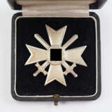 Kriegsverdienstkreuz, 1. Klasse, mit Schwertern, im Etui - Kerbach & Oesterhelt. - фото 2