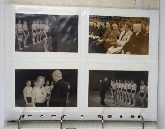 Fotoalbum der Deutschen Meisterin im Geräteturnen / Teilnehmerin der Olympiade 1952 in Helsinki. - Foto 1