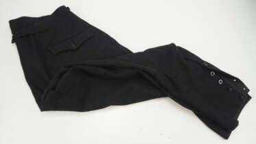 SS: Schwarze Breeches Hose.