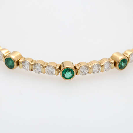 Goldarmband mit Diamanten und Smaragden, - photo 2