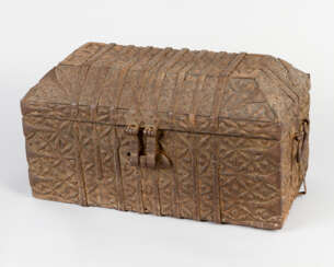 Spanish casket in rectangular shape with one lid to be opened