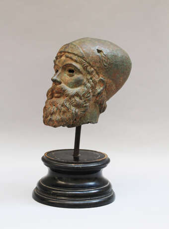 Male Bronze head of a bearded man with hat - photo 1