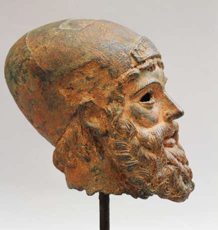 Male Bronze head of a bearded man with hat - фото 3