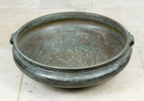 Large bronze bowl - фото 1