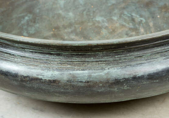 Large bronze bowl - фото 3
