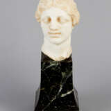 Female marble head in ancient manner - photo 1