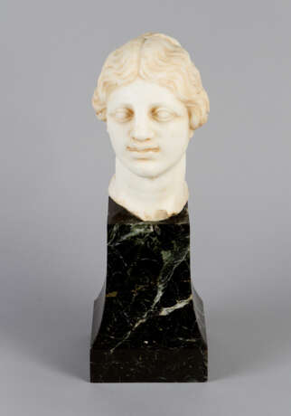 Female marble head in ancient manner - photo 1